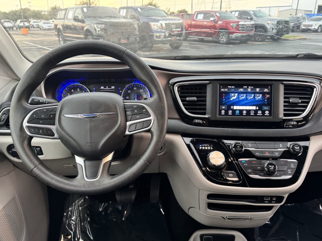 2020 Chrysler Voyager Image 14