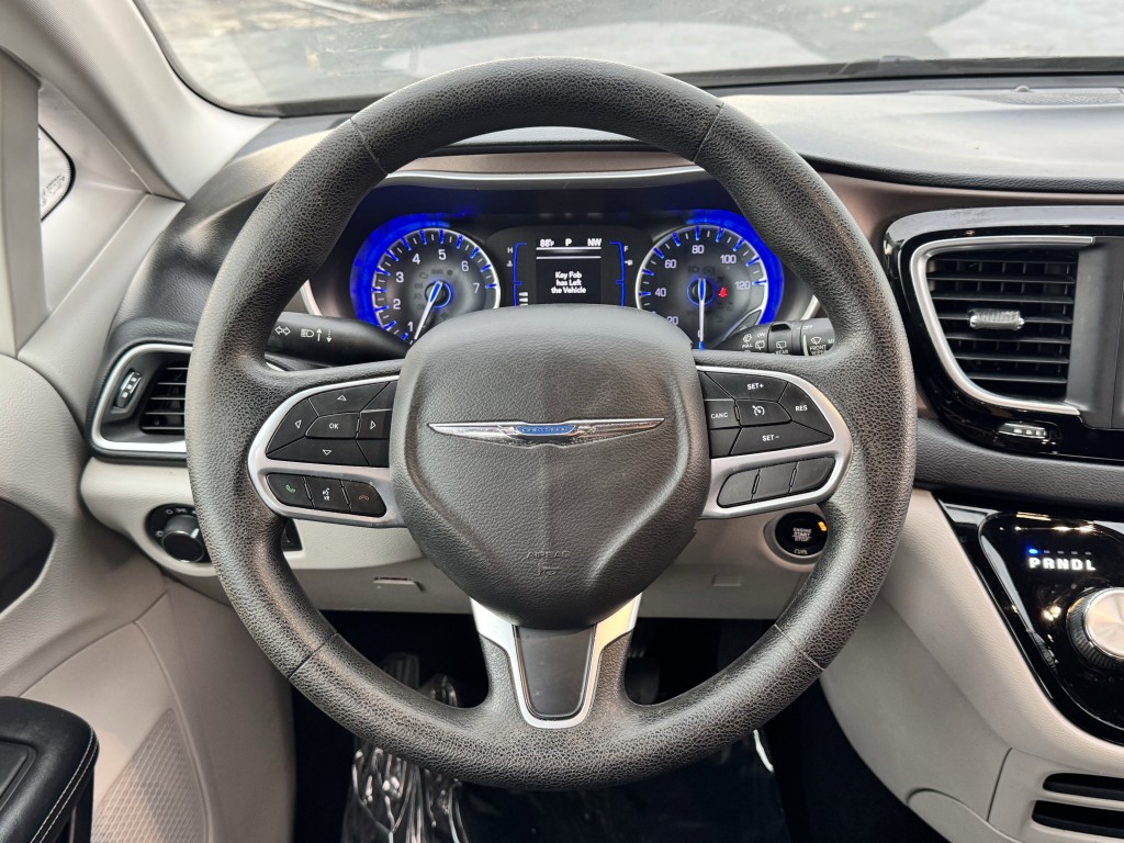 2020 Chrysler Voyager Image 15