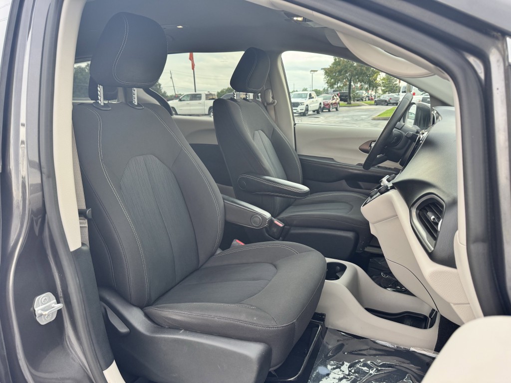 2020 Chrysler Voyager Image 24