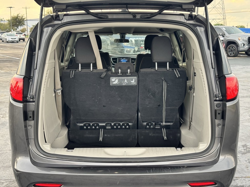 2020 Chrysler Voyager Image 28