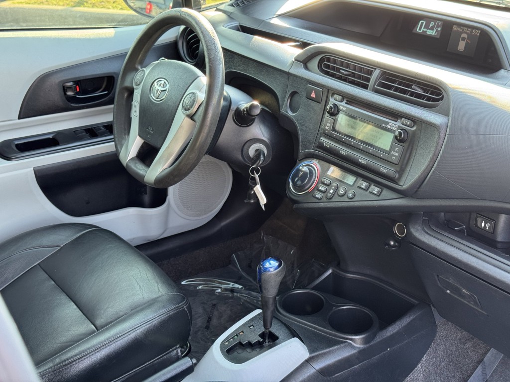 2014 Toyota Prius Image 11