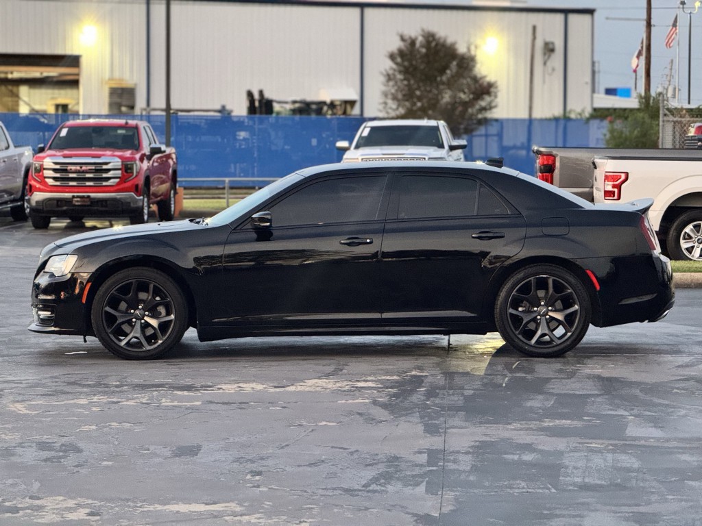 2021 Chrysler 300 Image 8