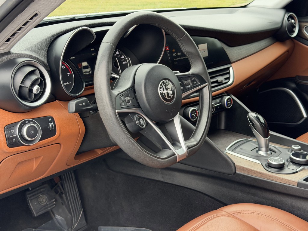 2017 Alfa Romeo Giulia Image 11