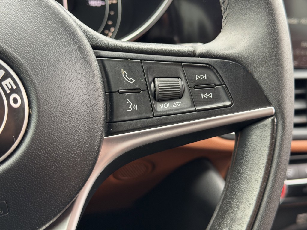 2017 Alfa Romeo Giulia Image 16