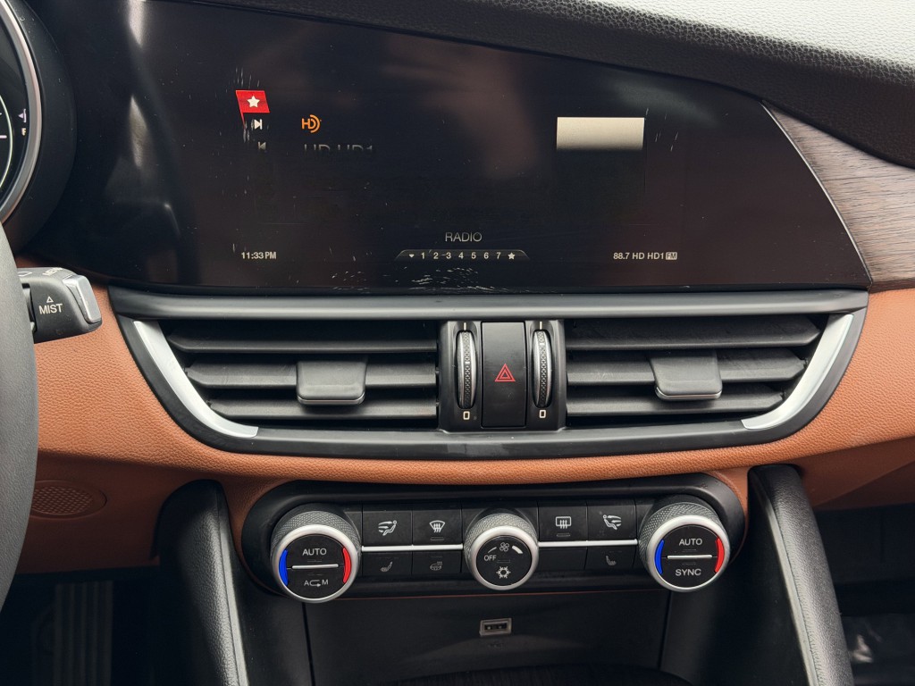 2017 Alfa Romeo Giulia Image 18