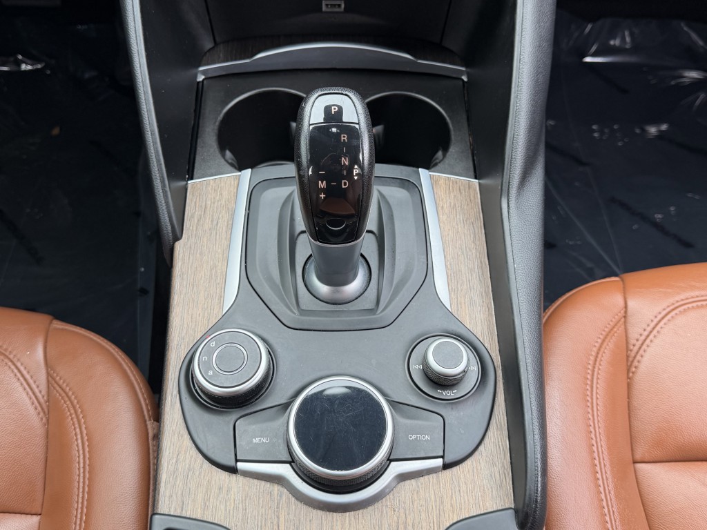 2017 Alfa Romeo Giulia Image 21