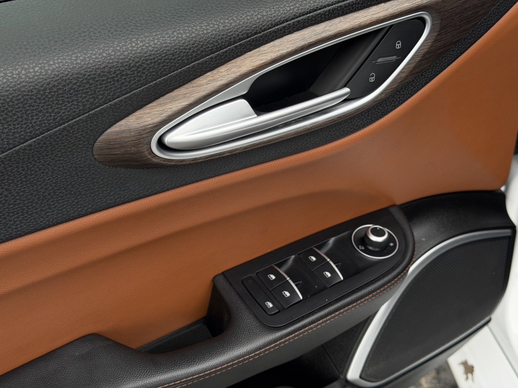 2017 Alfa Romeo Giulia Image 23