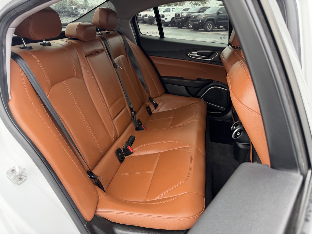 2017 Alfa Romeo Giulia Image 26