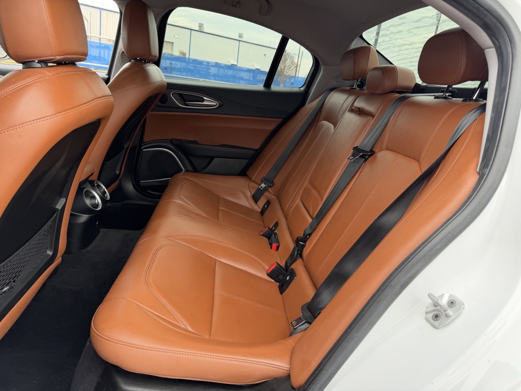 2017 Alfa Romeo Giulia Image 27