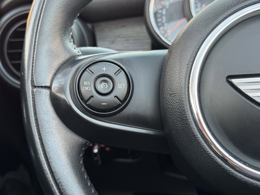 2017 MINI Cooper Image 17