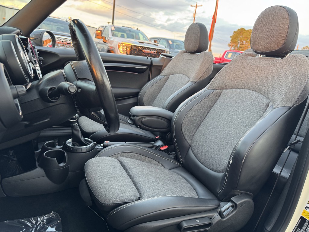 2017 MINI Cooper Image 24