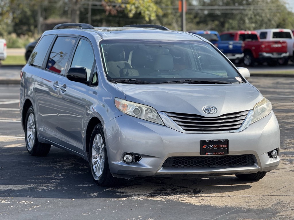2016 Toyota Sienna Image 3