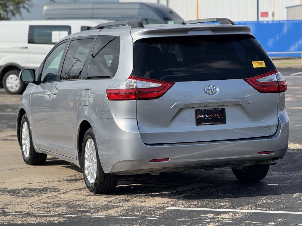 2016 Toyota Sienna Image 9