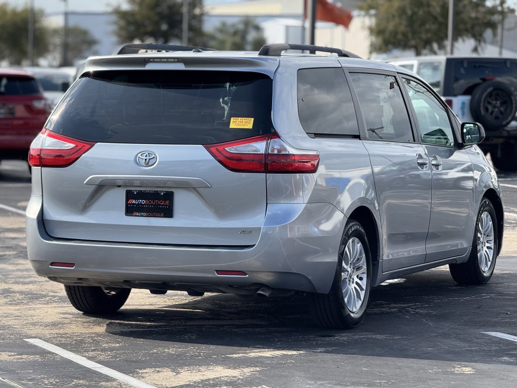 2016 Toyota Sienna Image 10