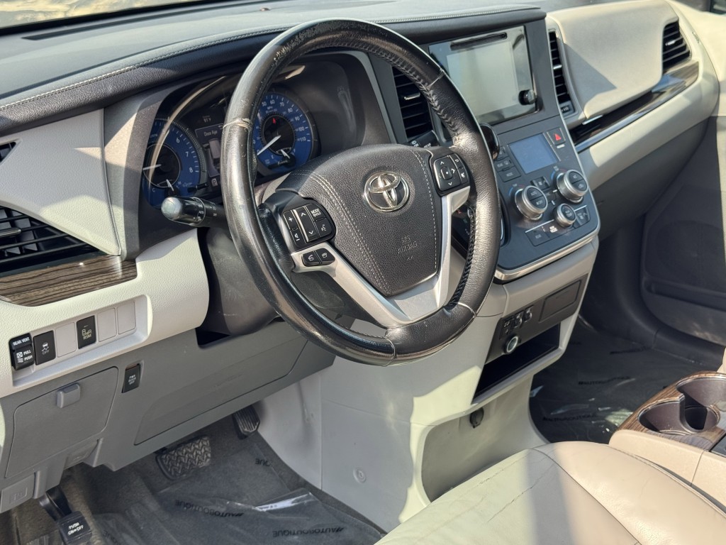 2016 Toyota Sienna Image 11