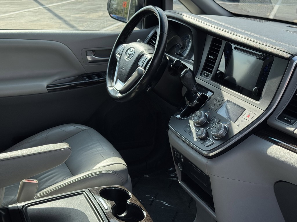 2016 Toyota Sienna Image 12