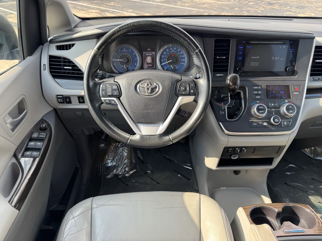 2016 Toyota Sienna Image 13