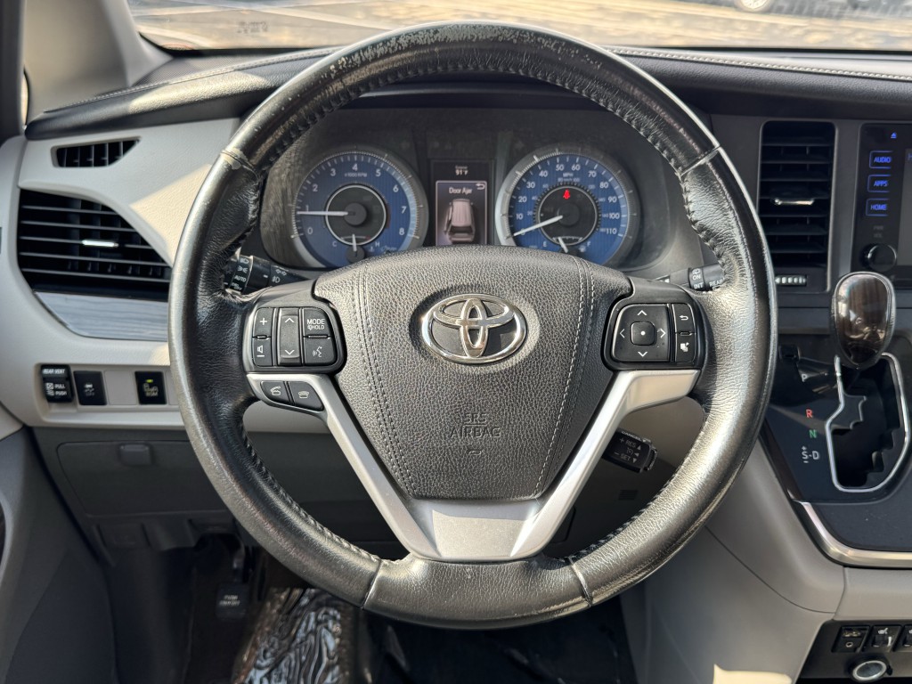 2016 Toyota Sienna Image 14