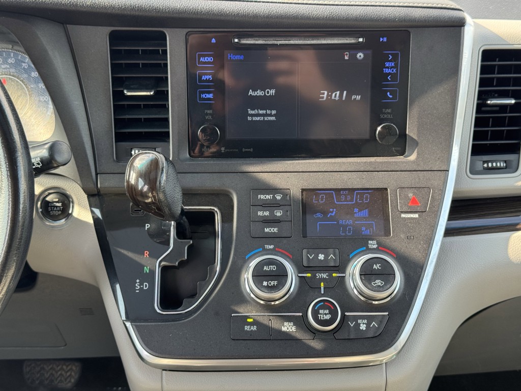 2016 Toyota Sienna Image 18