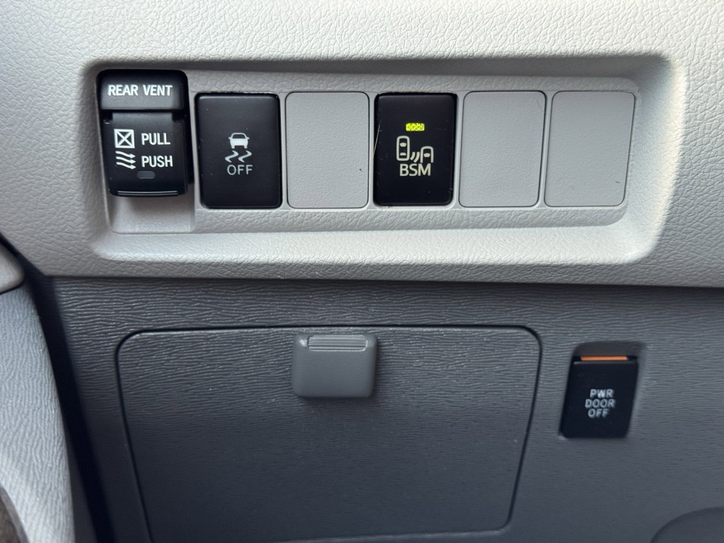 2016 Toyota Sienna Image 21