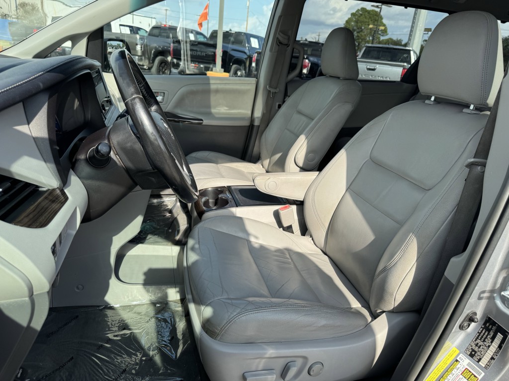2016 Toyota Sienna Image 24