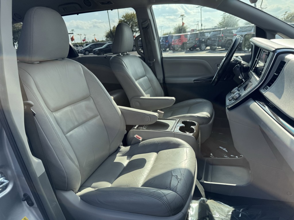 2016 Toyota Sienna Image 25