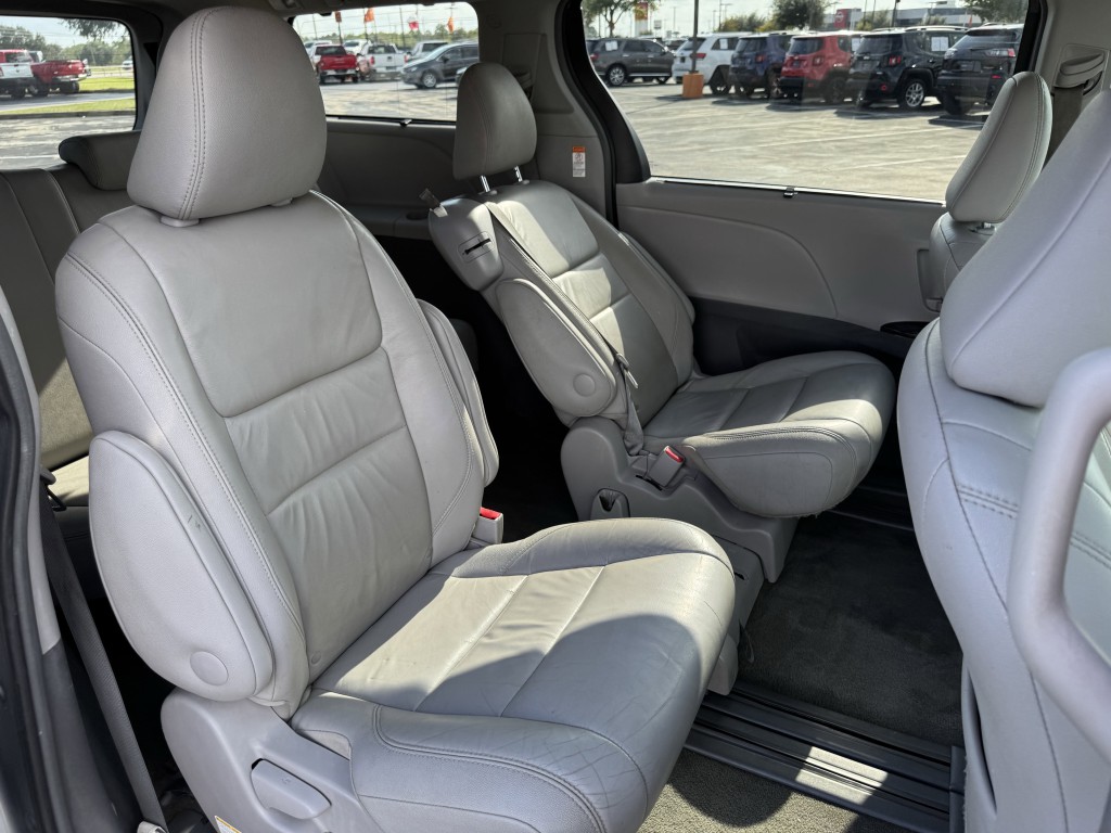 2016 Toyota Sienna Image 26