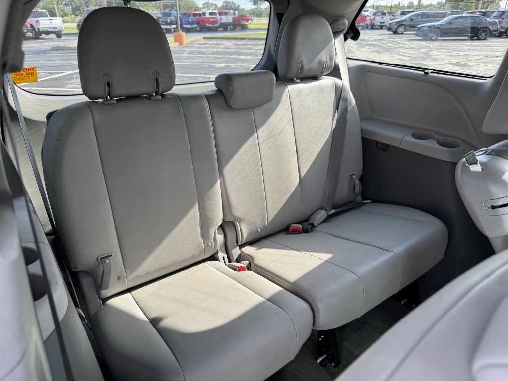 2016 Toyota Sienna Image 27