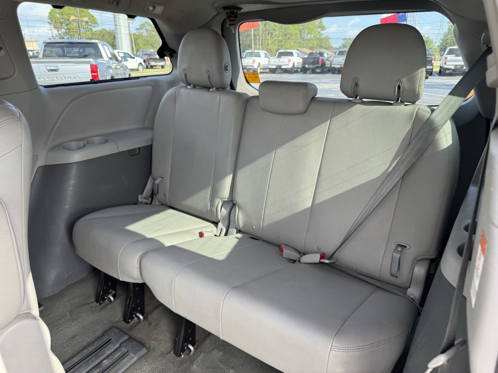 2016 Toyota Sienna Image 28