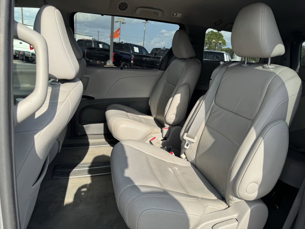 2016 Toyota Sienna Image 29