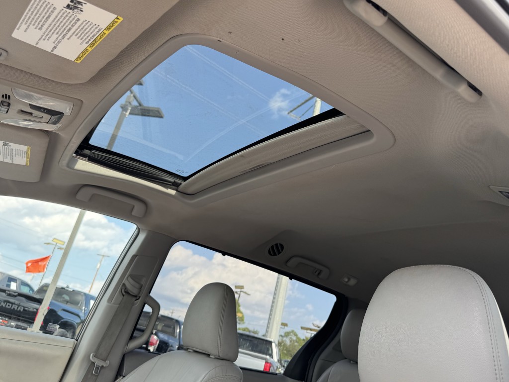 2016 Toyota Sienna Image 31