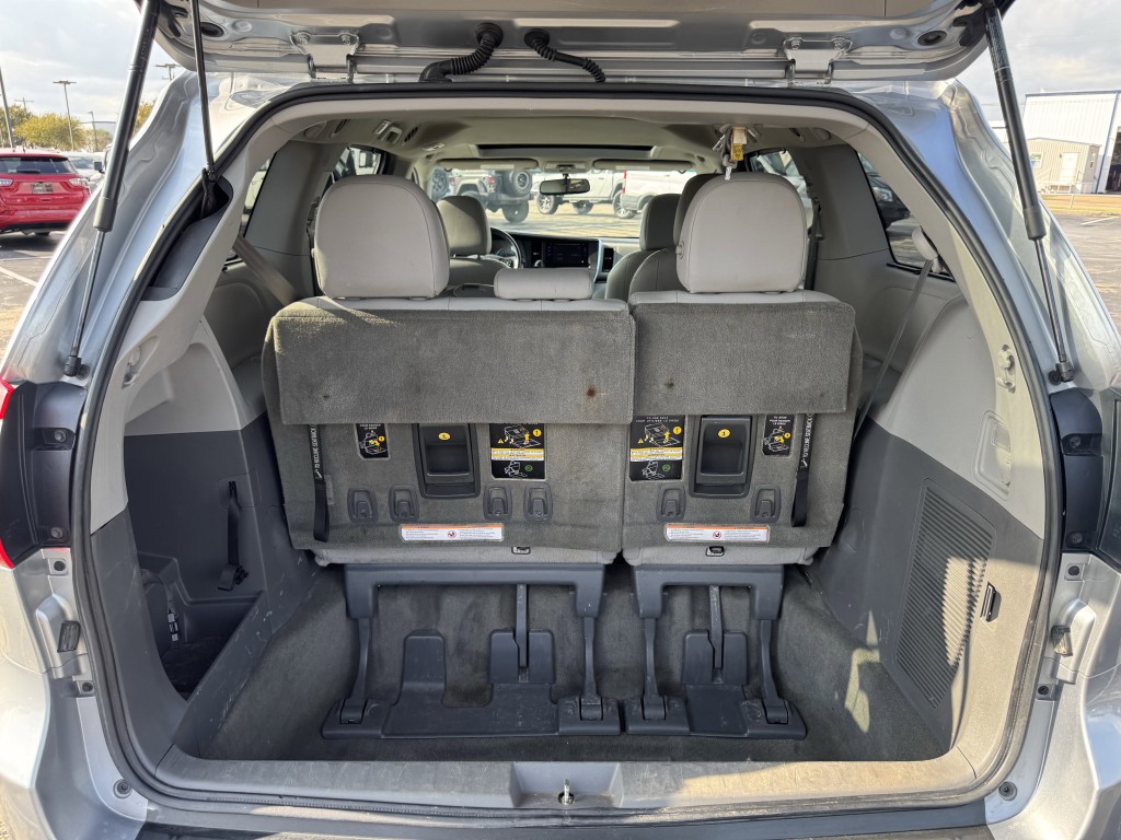 2016 Toyota Sienna Image 32
