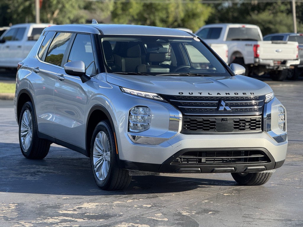 2024 Mitsubishi Outlander Image 3