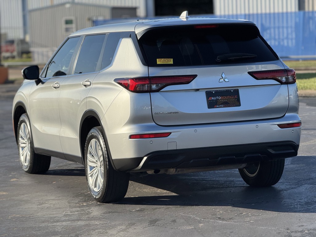 2024 Mitsubishi Outlander Image 8