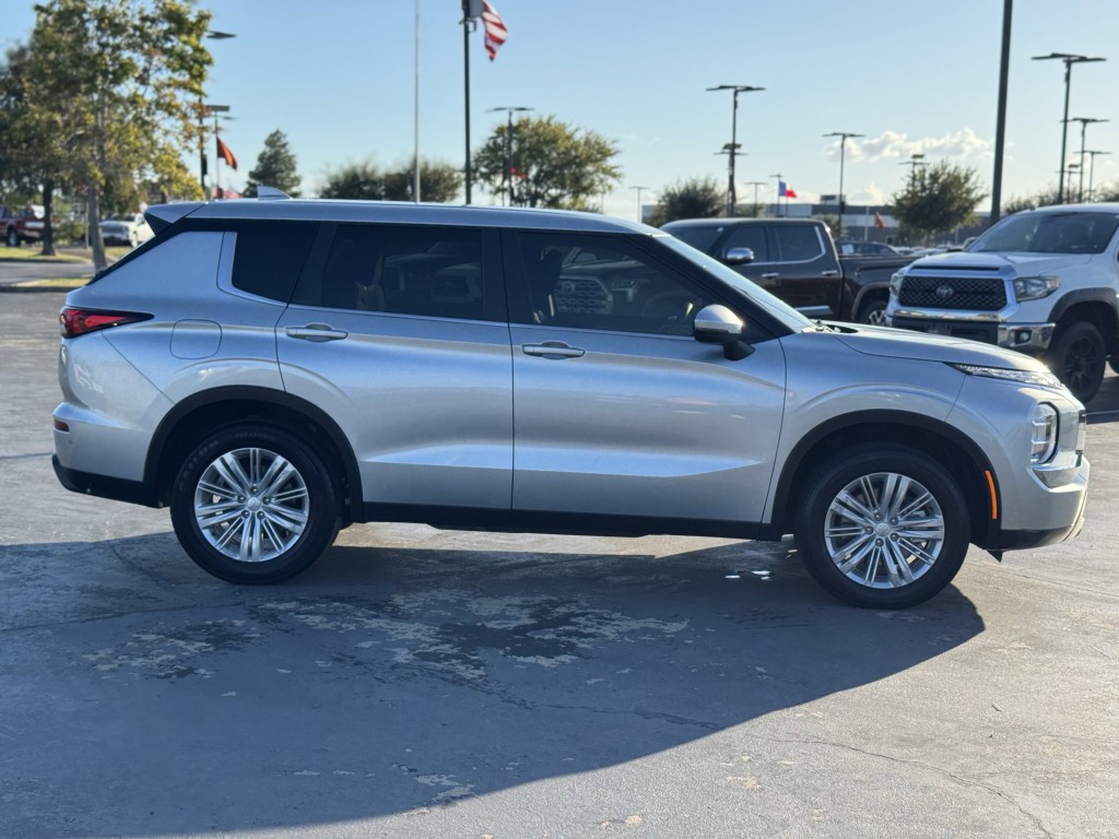 2024 Mitsubishi Outlander Image 11