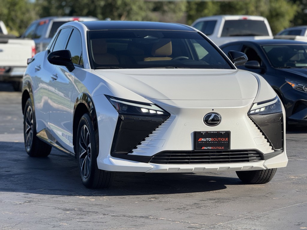 2024 Lexus RZ Image 3