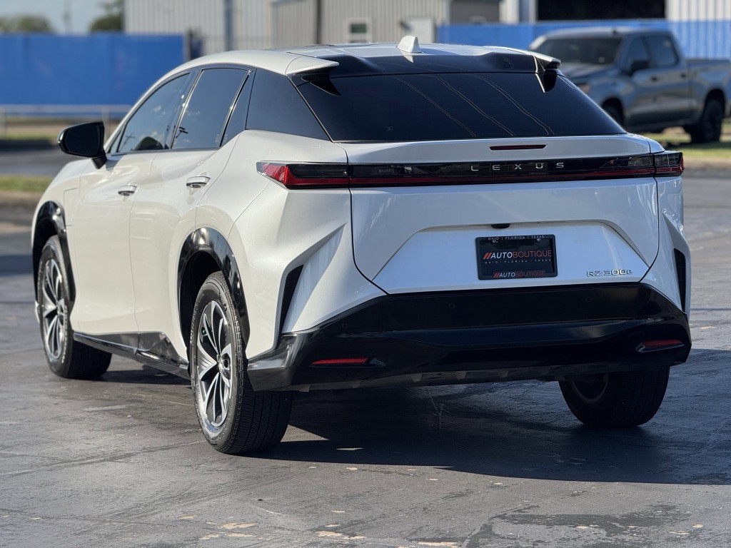 2024 Lexus RZ Image 8