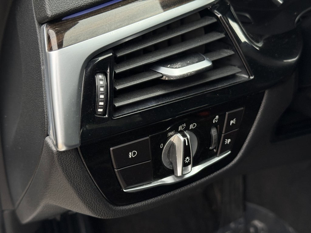 2017 BMW 5 Series Image 30