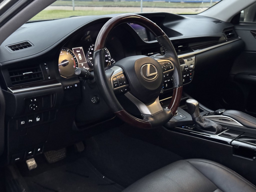 2018 Lexus ES Image 12