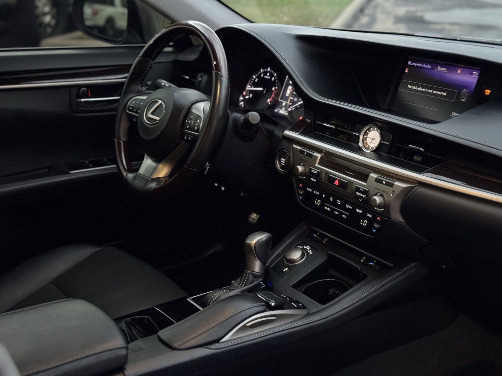 2018 Lexus ES Image 13