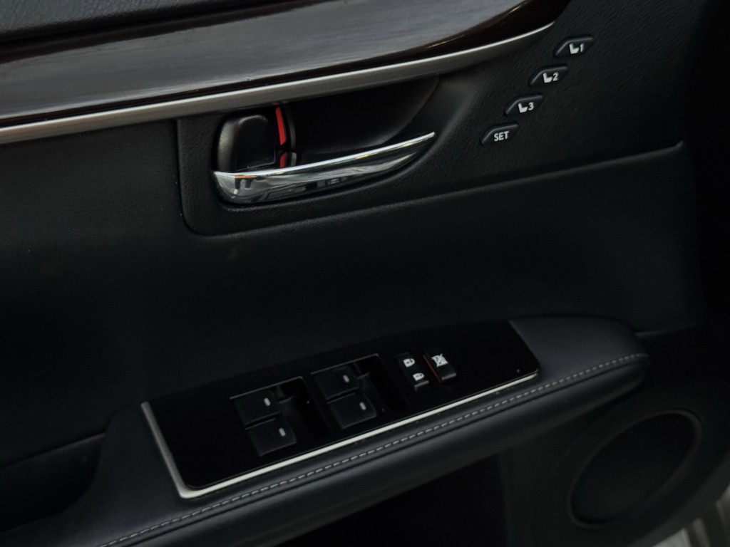 2018 Lexus ES Image 24