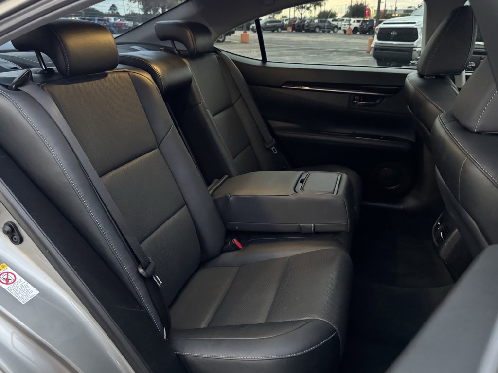 2018 Lexus ES Image 27