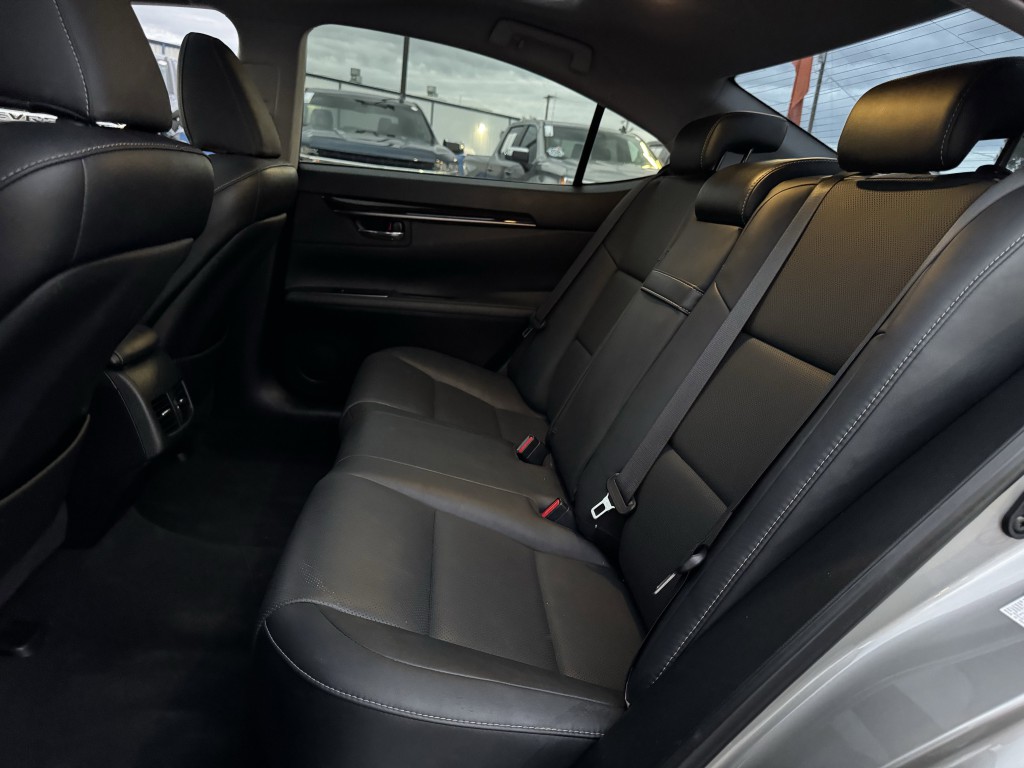 2018 Lexus ES Image 28