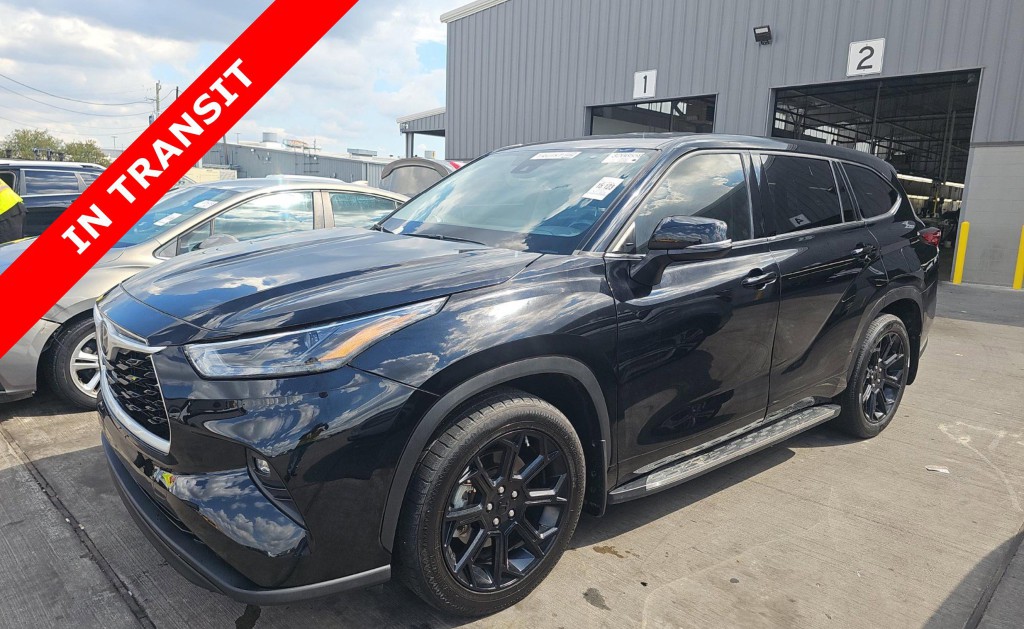 2022 Toyota Highlander Image 1