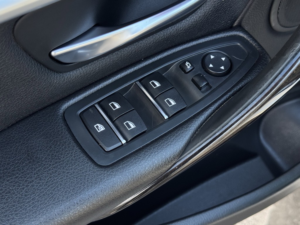 2018 BMW 3 Series Image 21
