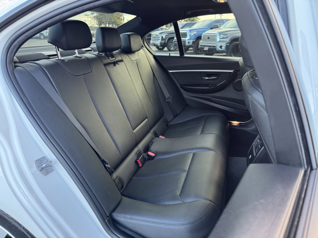 2018 BMW 3 Series Image 24