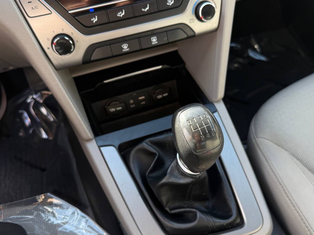 2017 Hyundai Elantra Image 15