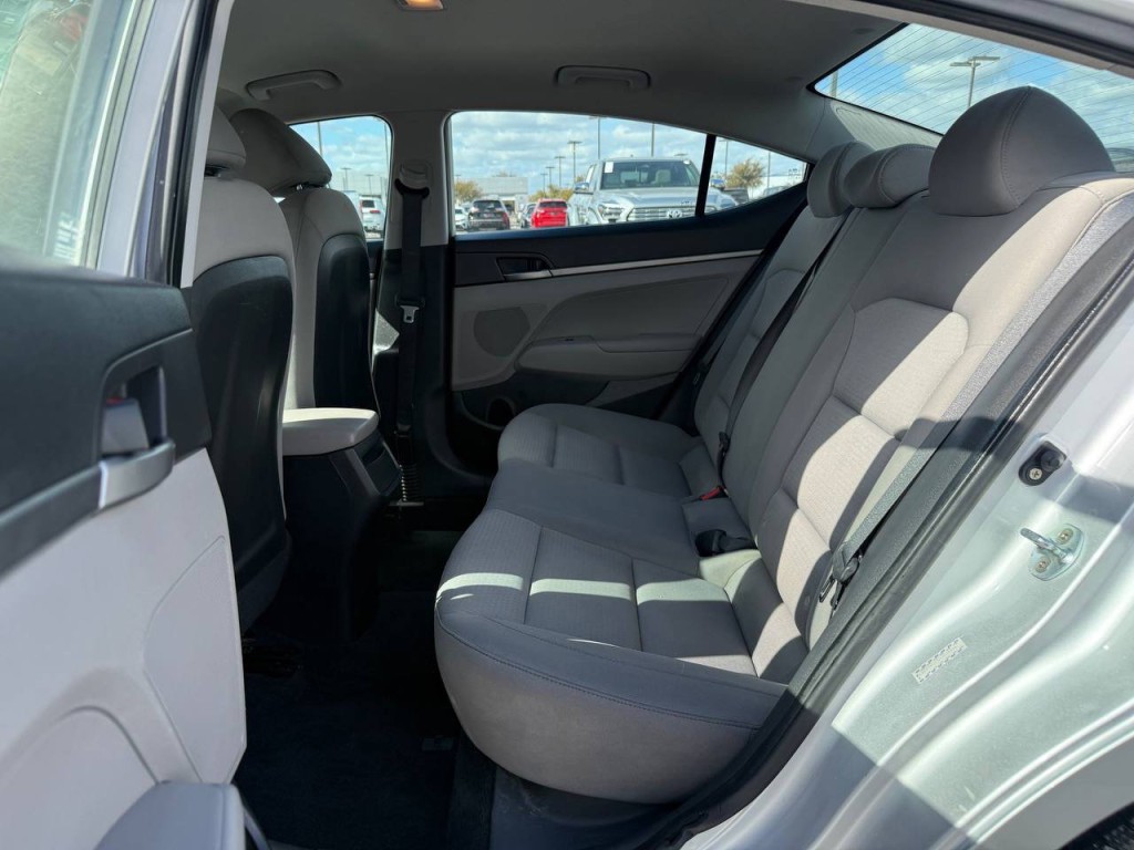 2017 Hyundai Elantra Image 16
