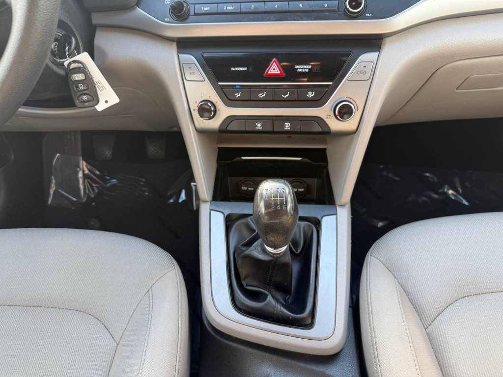 2017 Hyundai Elantra Image 18
