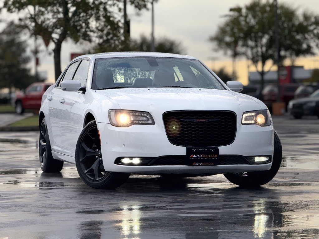 2021 Chrysler 300 Image 3